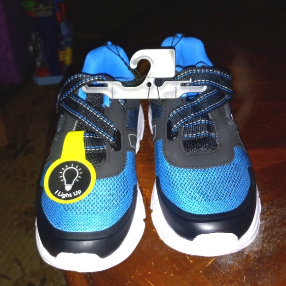 LIGHT-UP SNEAKERS NEW - Picture 1 of 10